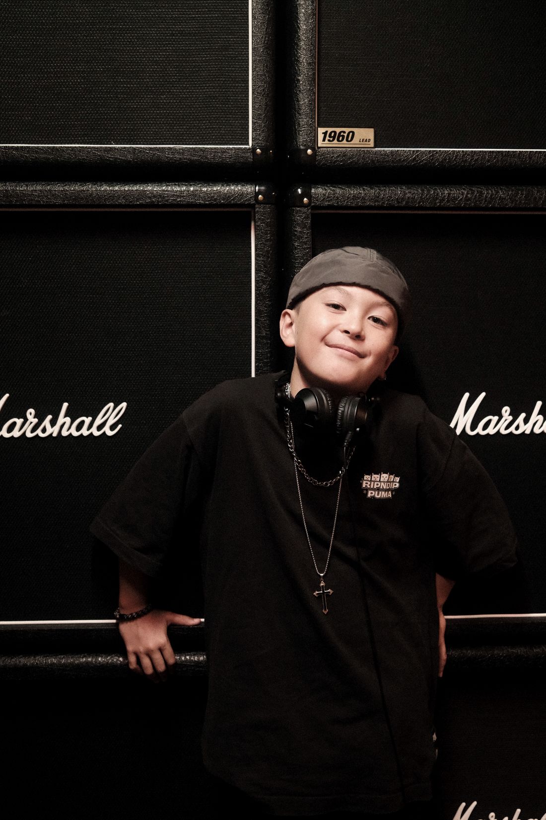 DJ IROCX vor einer Wand aus Marshall-Verstärkern