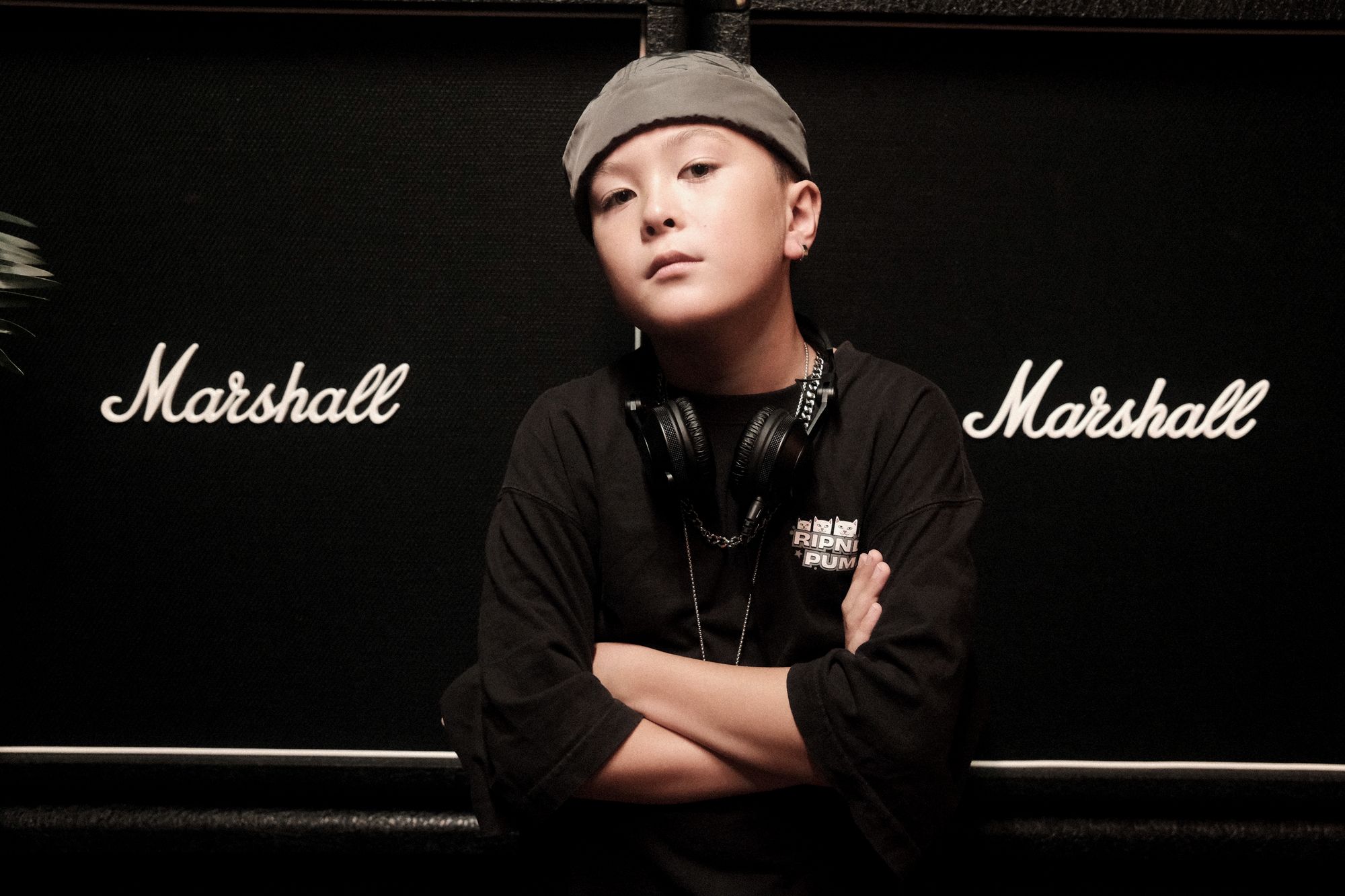 DJ IROCX vor Marshall-Verstärkern – 9-jähriger DJ aus Potsdam